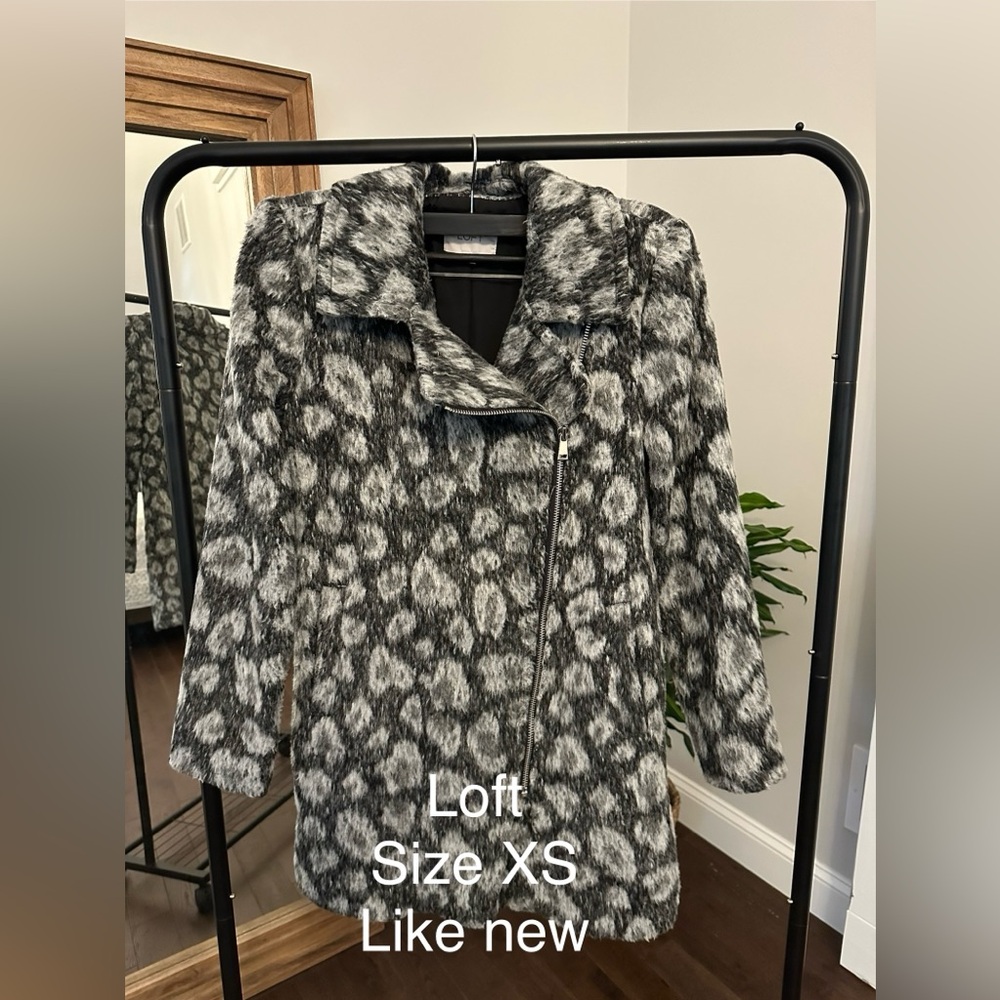 LOFT Women's Black and Gray Textured Teddy Jacket